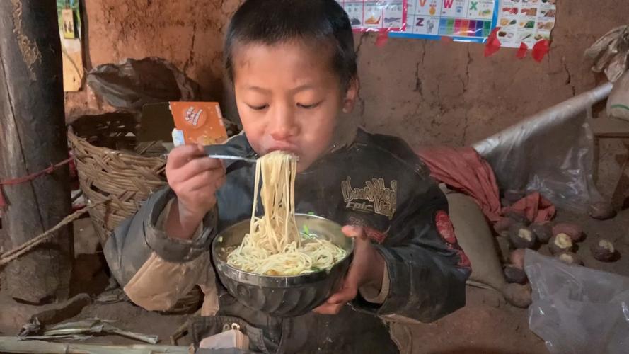 贫困地区的孩子图片生活 贫困地区的孩子图片吃饭上学